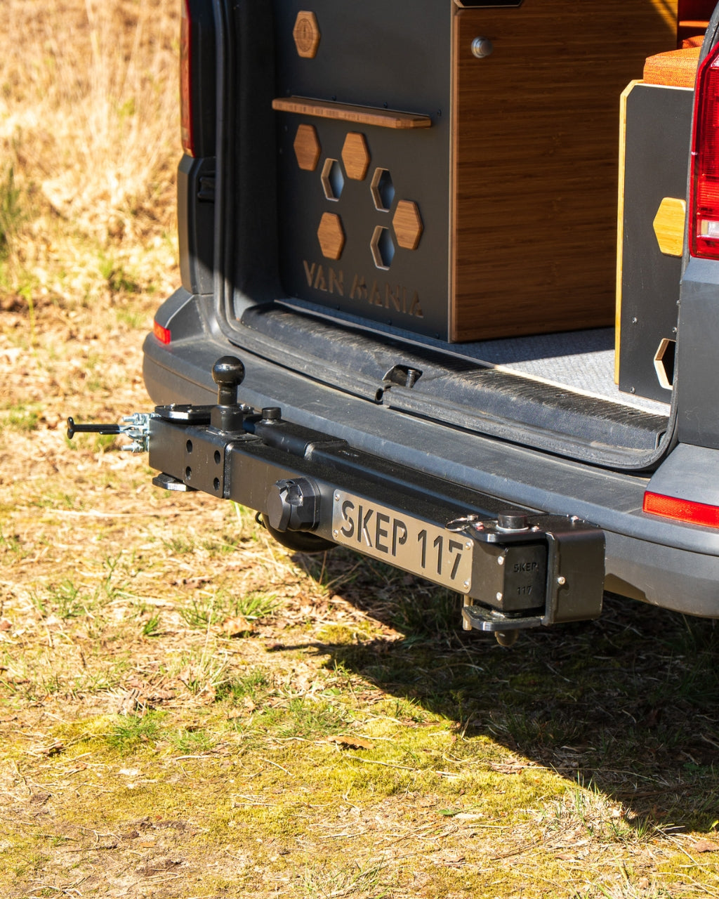 SKEP 117 svingarm lukket på trækkrogen bag en autocamper