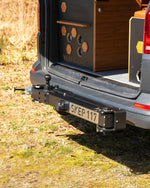 SKEP 117 svingarm lukket på trækkrogen bag en autocamper